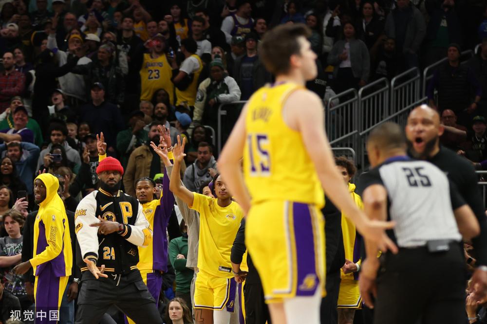 健的防守反 健的防守反